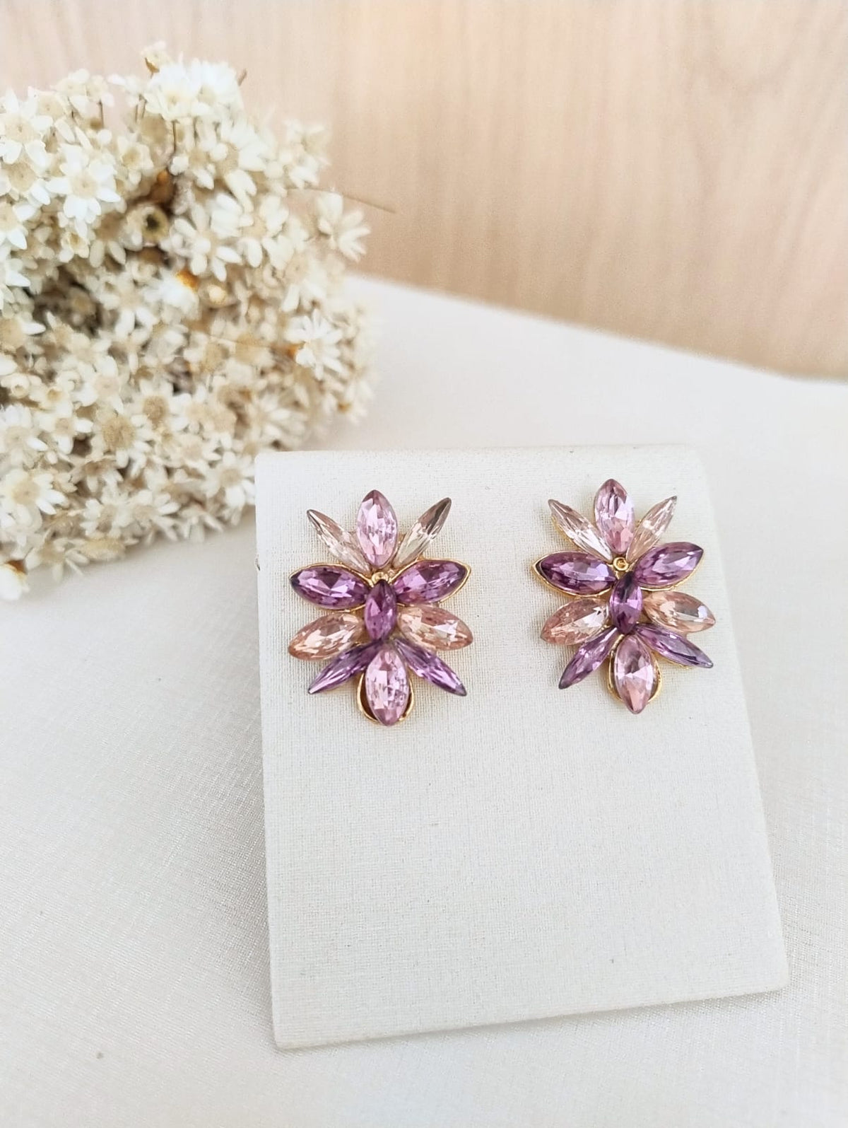 Brinco de Pedraria Sarissa Cor.:Lilas com Rose