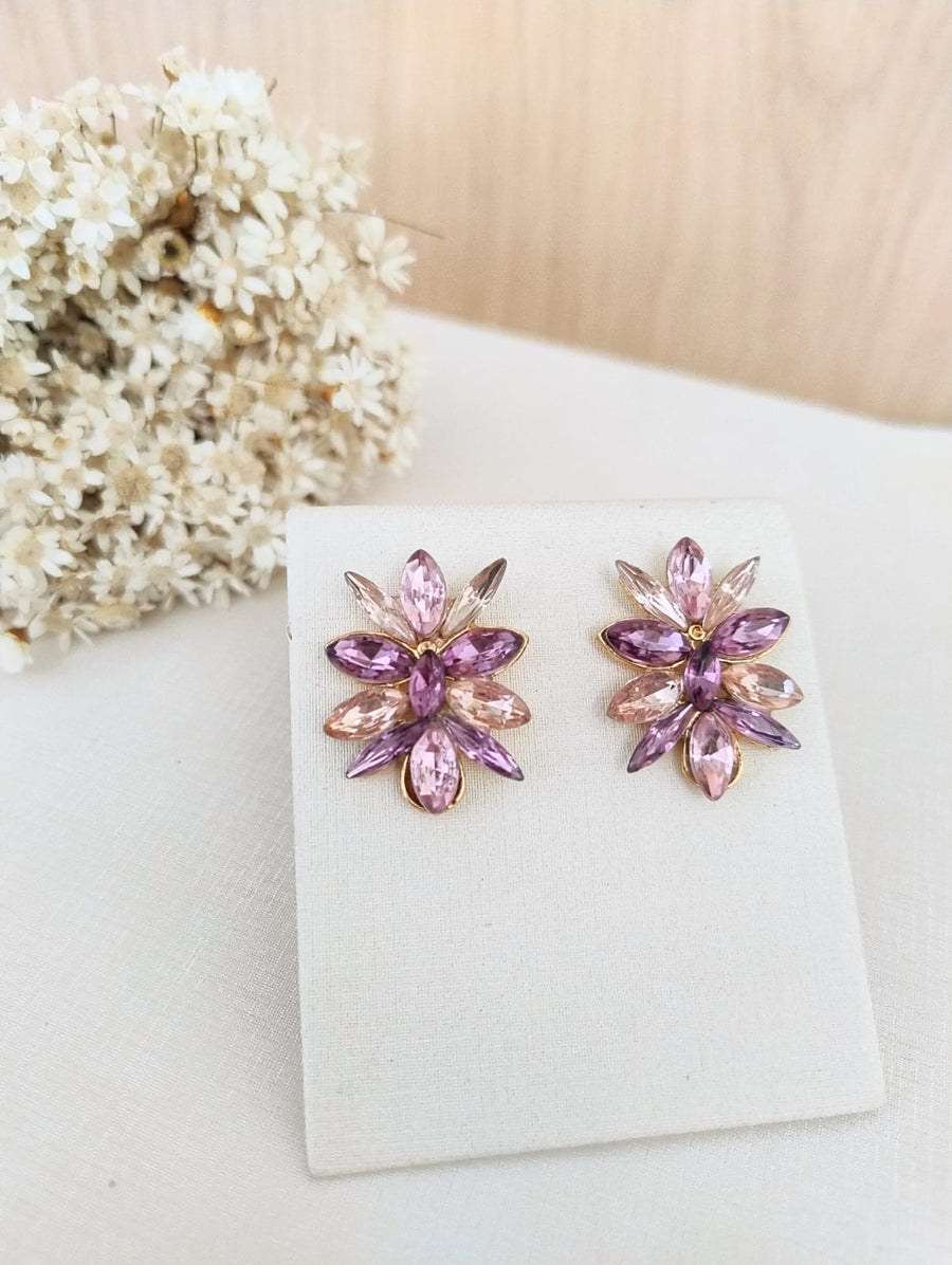 Brinco de Pedraria Sarissa Cor.:Lilas com Rose