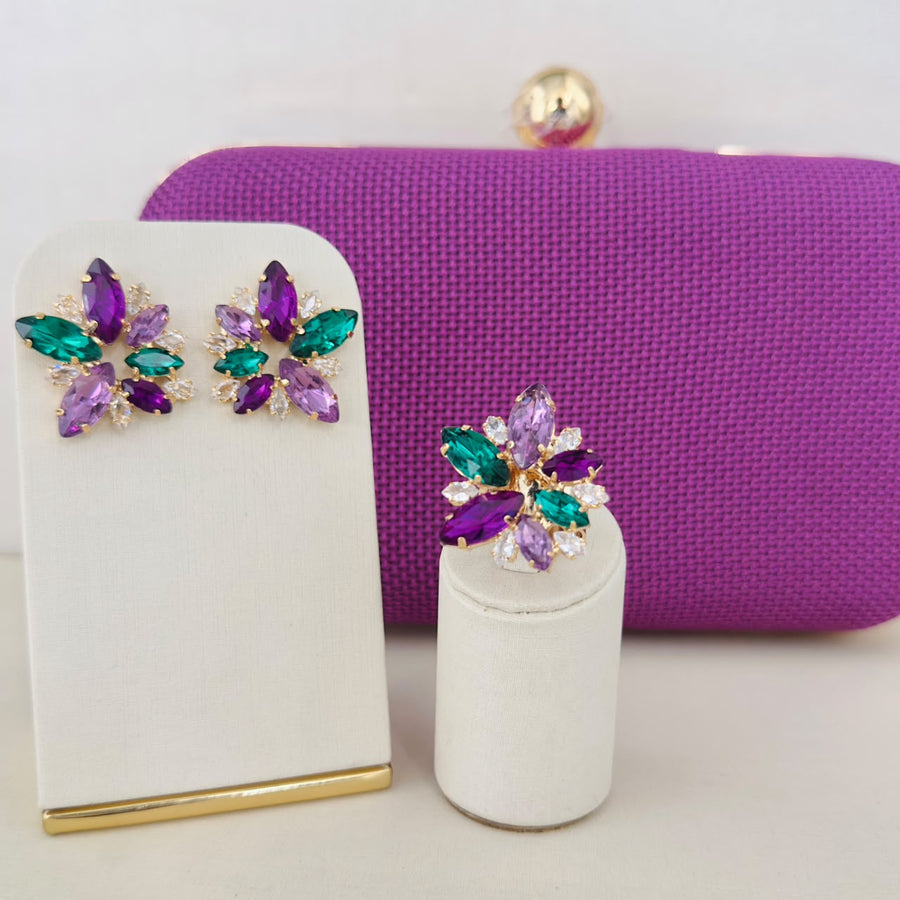 Kit Clutch, Brinco e Anel Regulável Hasse Pedraria Roxo com Verde Banho Dourado