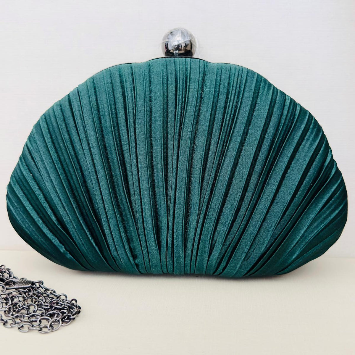 Clutch Plissada Verde Escura com Detalhe Ônix