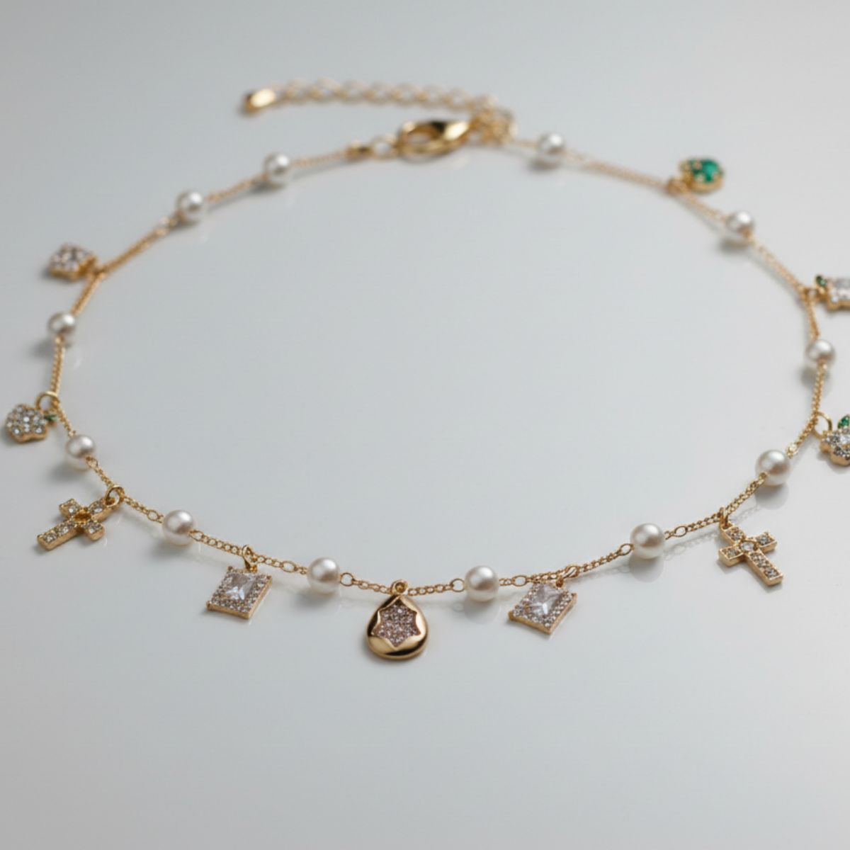 Colar de Perolas com Charmys em Zircônia Kabum Dourado