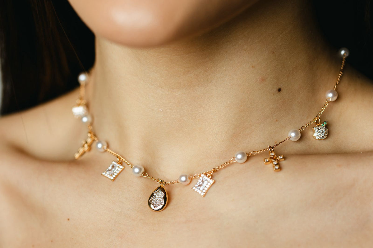 Colar de Perolas com Charmys em Zircônia Kabum Dourado