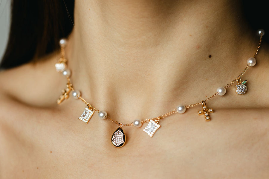 Colar de Perolas com Charmys em Zircônia Kabum Dourado