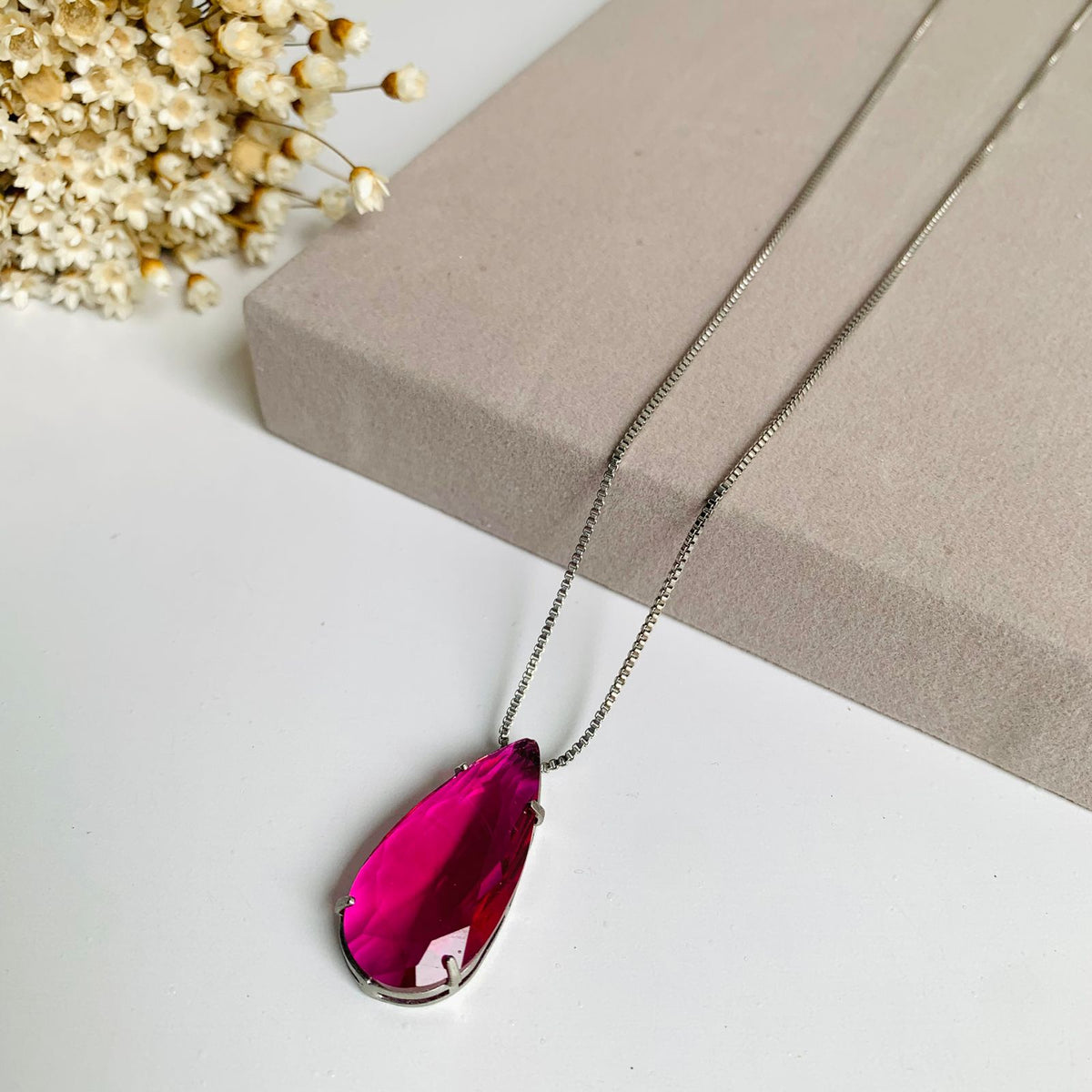 Colar Gota Palito de Zircônia Cor.:Fuscia;Banho:Dourado