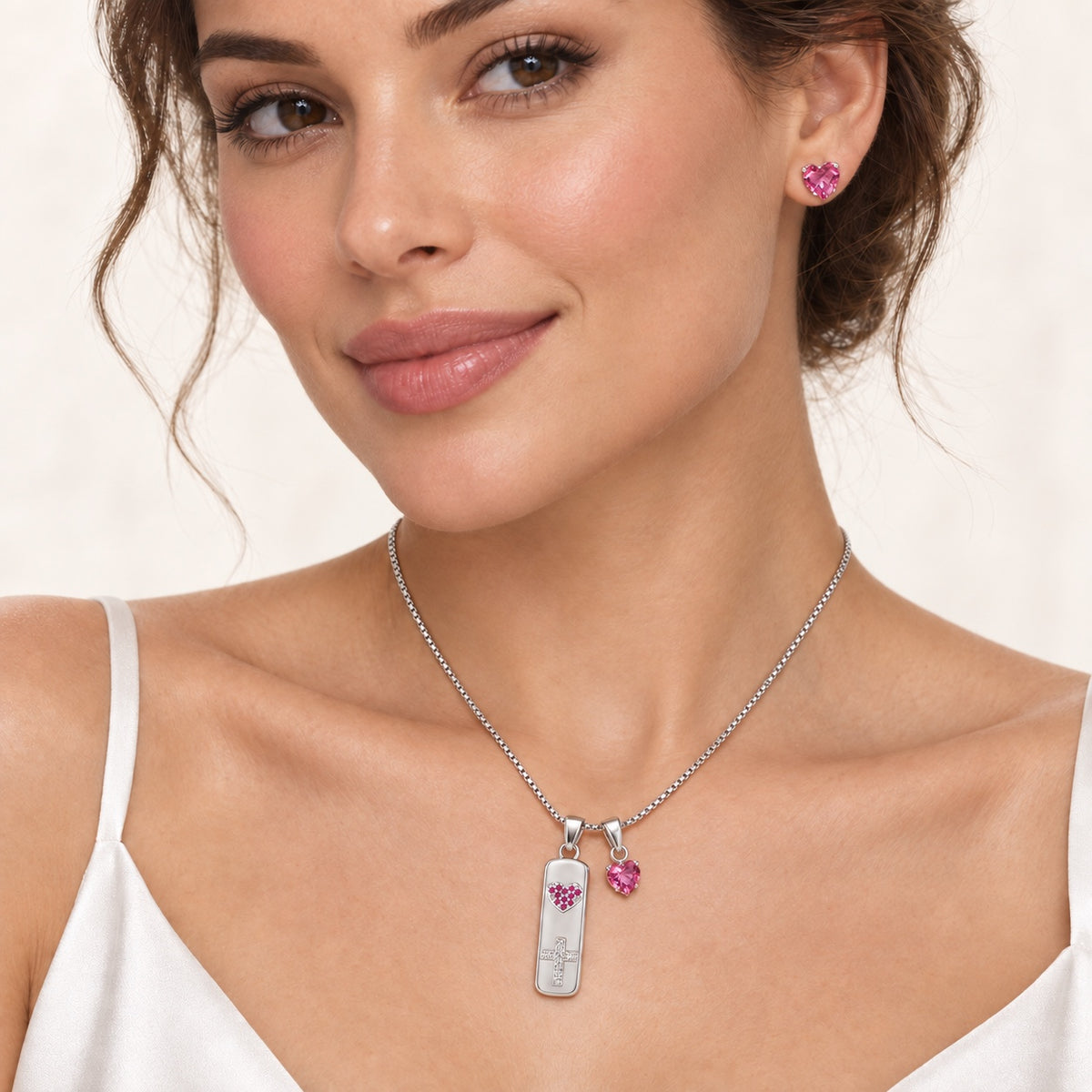COLAR COM PLAQUINHA E CORAÇÃO DE ZIRCÔNIA FUCSIA BANHO PRATA