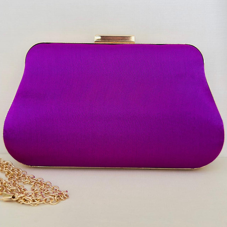 Clutch de Cetim Roxa com Detalhe Dourado