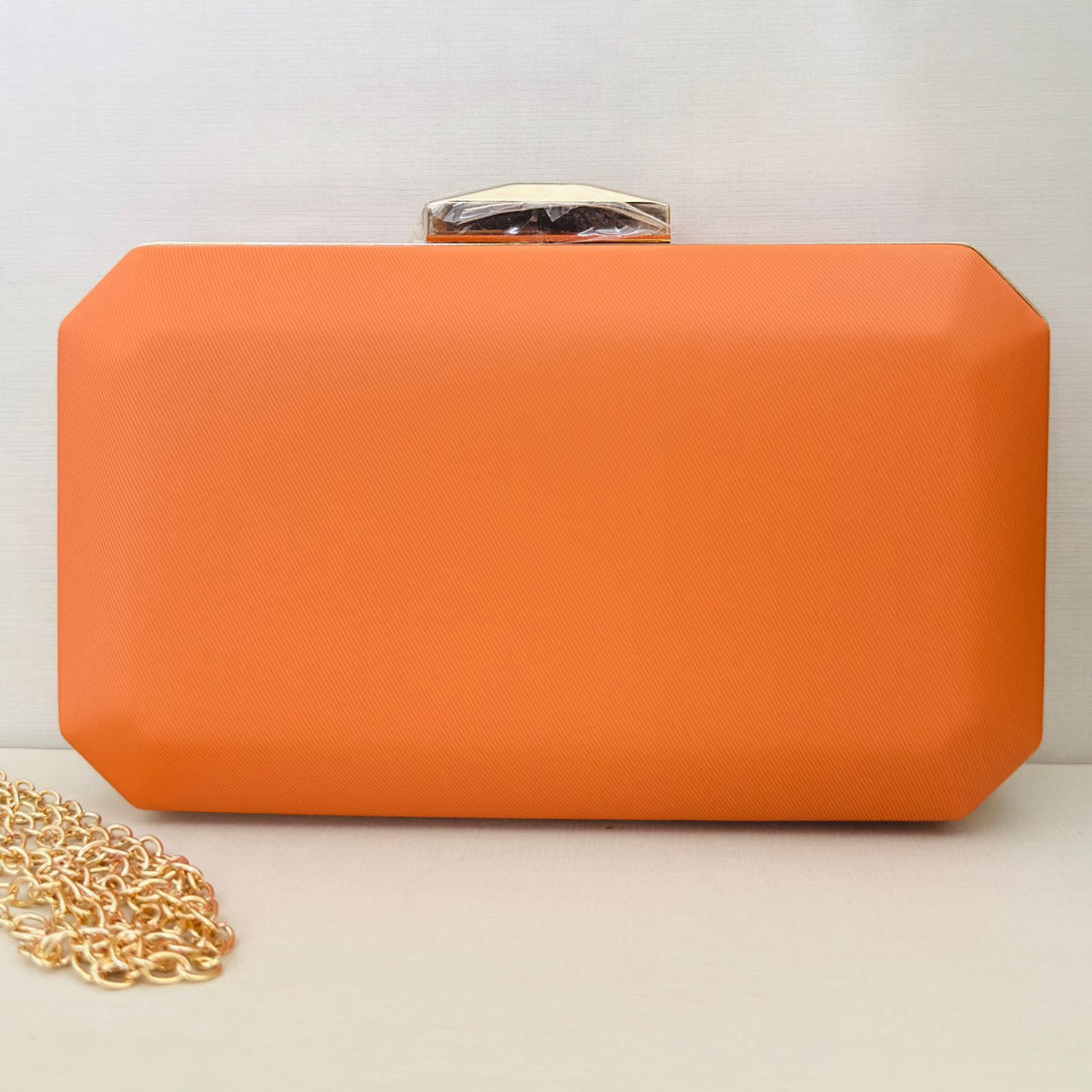 Clutch Coral Laranja com Detalhe Dourado