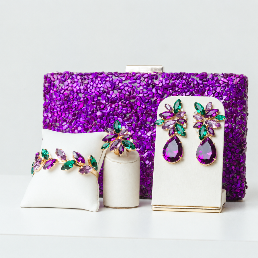 Kit 4 Peças Clutch de Pedrinhas, Brinco, Bracelete e Anel Regulável Scarlat Roxo com Verde Dourado