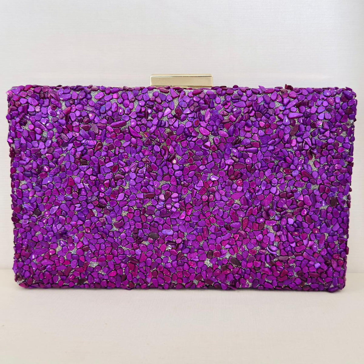Clutch de Pedrinhas Roxa com Detalhe Dourado
