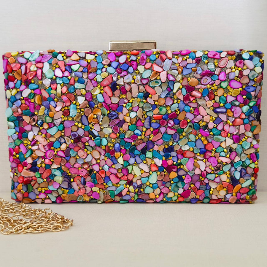 Clutch de Pedrinhas Colorida com Detalhe Dourado