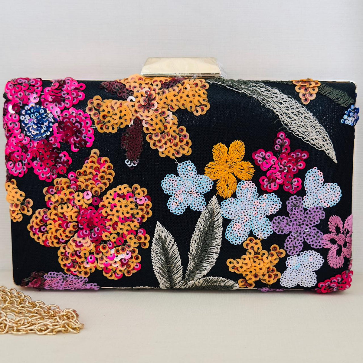 Clutch Bordada Preta com Detalhe Colorido