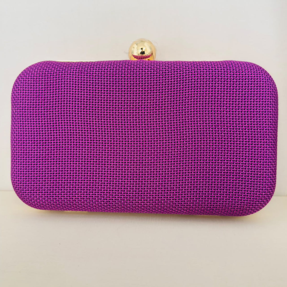 Clutch de Pano Roxo com Detalhe Dourado