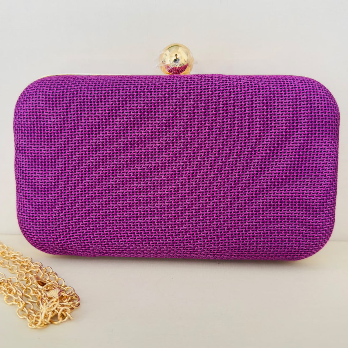 Clutch de Pano Roxo com Detalhe Dourado