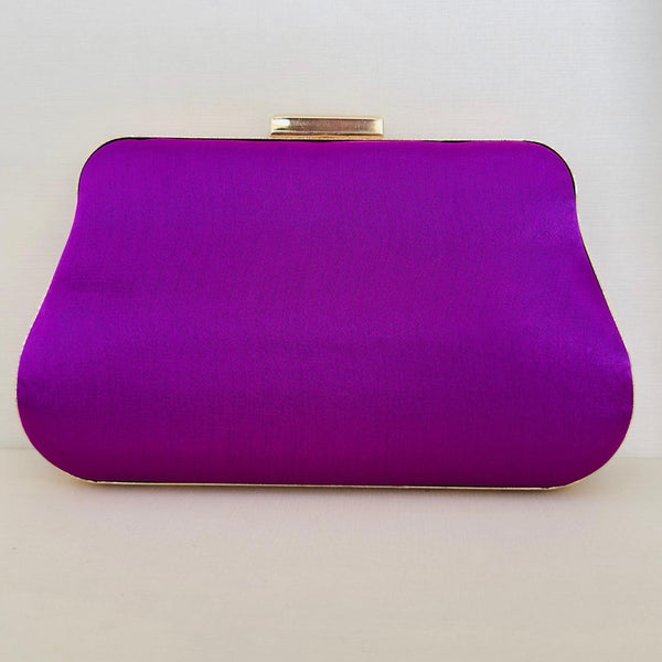 Clutch de Cetim Roxa com Detalhe Dourado