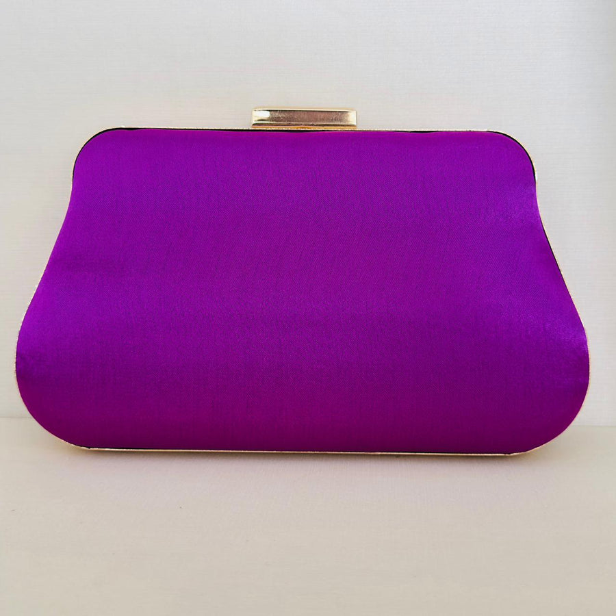 Clutch de Cetim Roxa com Detalhe Dourado