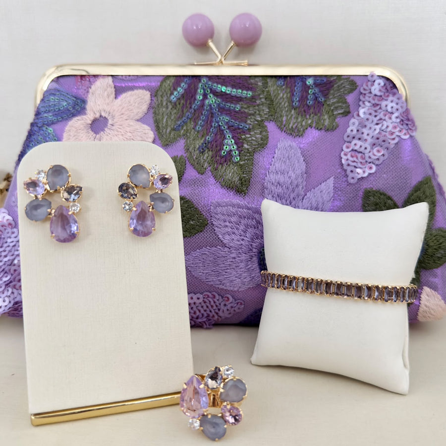 Kit 4 Peças Clutch Bordada, Brinco, Pulseira e Anel Regulável Broxn de Zircônia Tons de Lilás Banho Dourado