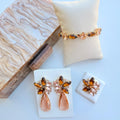 Kit Brinco Bracelete e Anel Regulavel Vanessa e Clutch Tons De Marrom