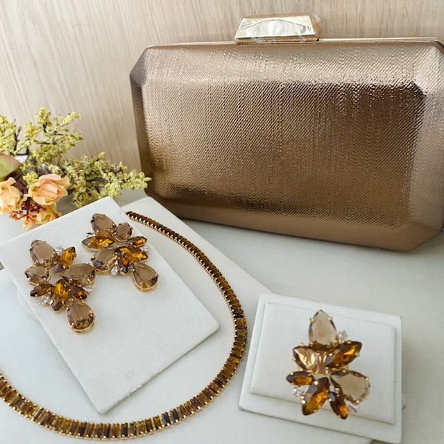 Kit 4 peças Clutch, Chocker, Brinco e Anel Regulável Gaby Marrom Dourado