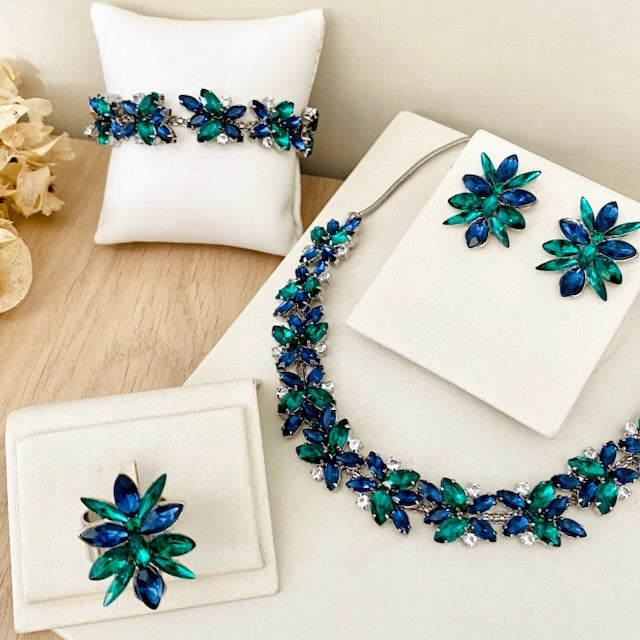 Kit 4 Peças Colar, Brinco, Pulseira e Anel Regulável Jessy Pedraria Azul Safira e Verde Esmeralda Banho Prata