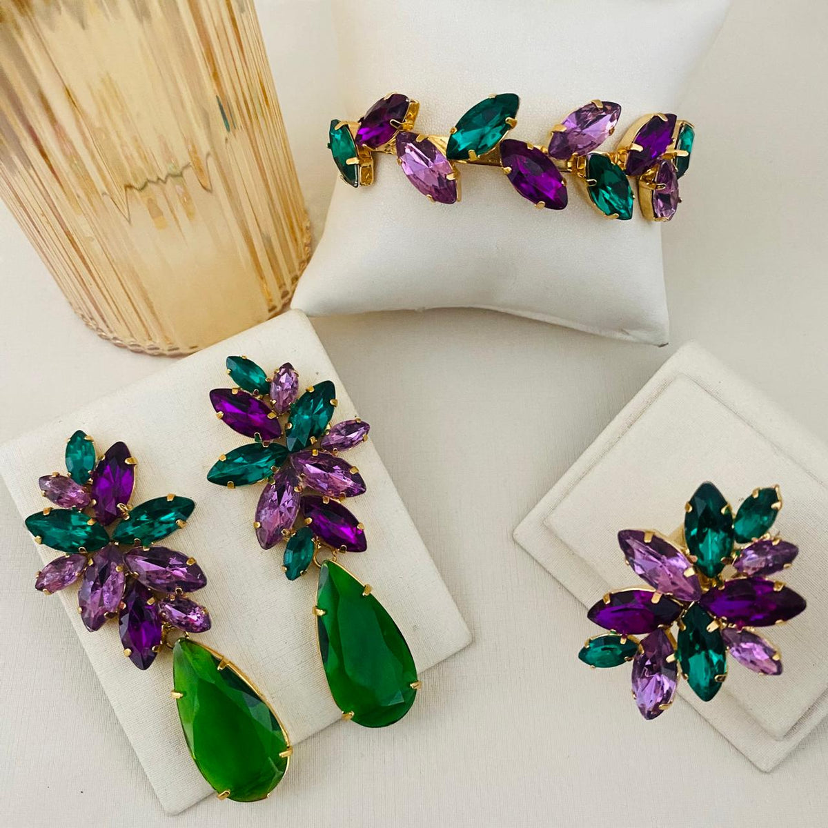 Kit Brinco, Anel Regulavel e Bracelete Londres Tons De Roxo Com Esmeralda