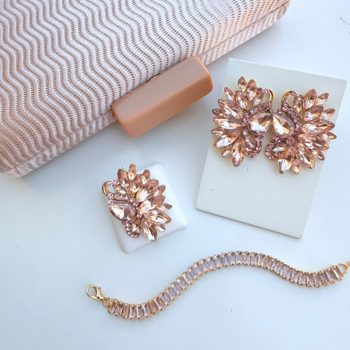 Kit Brinco Anel Regulavel e Pulseira De Zirconia Nude+ Clutch