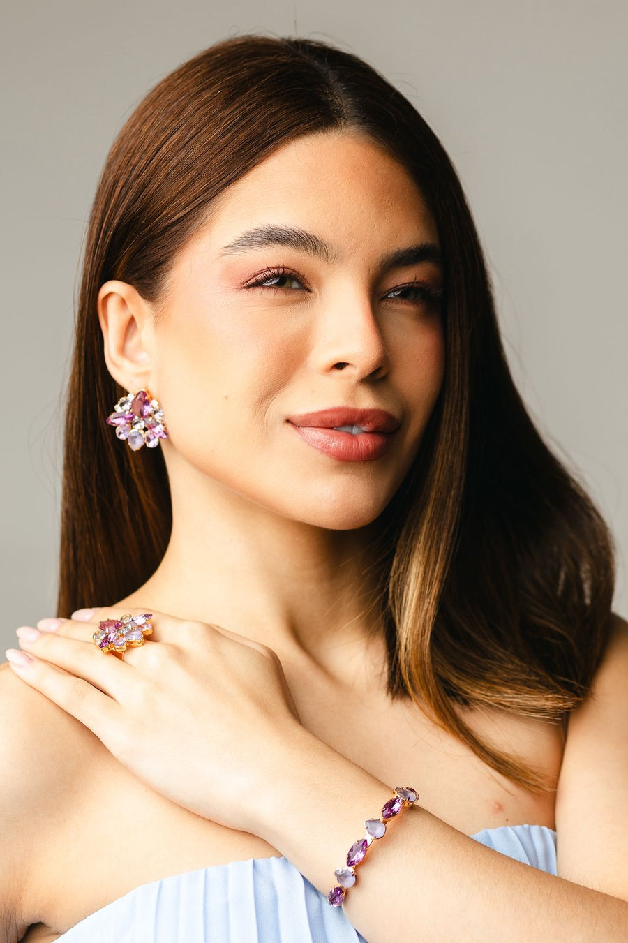 Kit Brinco, Anel Regulável e Bracelete Manhattan de Zircônia Tons de Roxo  Banho Dourado