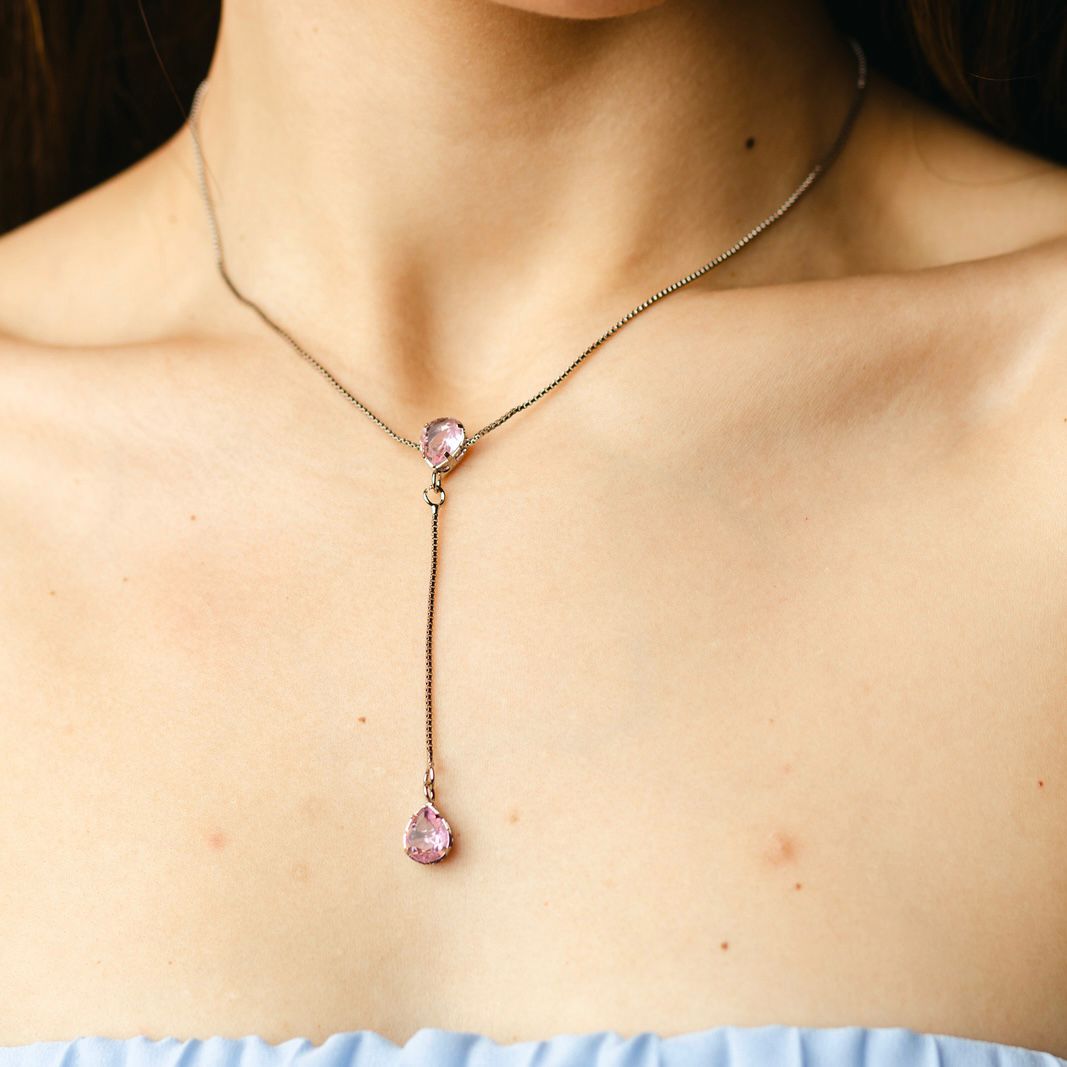 Kit Brinco, Bracelete, Anel Regulável e  Colar Gravatinha Brooklyn em Zircônia Tons de Rosa Banho Prata