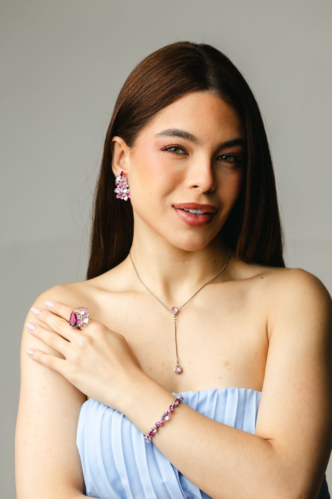 Kit Brinco, Bracelete, Anel Regulável e  Colar Gravatinha Brooklyn em Zircônia Tons de Rosa Banho Prata