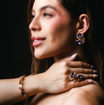 Kit Brinco, Bracelete e  Anel Regulável Aline de Pedraria Tons de Marrom e Safira