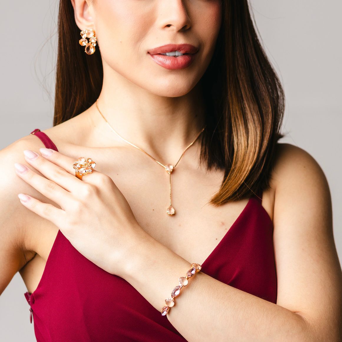 Kit Brinco, Colar Gravatinha, Bracelete e Anel Regulável The Bronx em Zircônia Nude  Banho Dourado