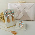 Kit Clutch, Brinco, Colar e Anel Regulável Londres Nude com Azul Dourado