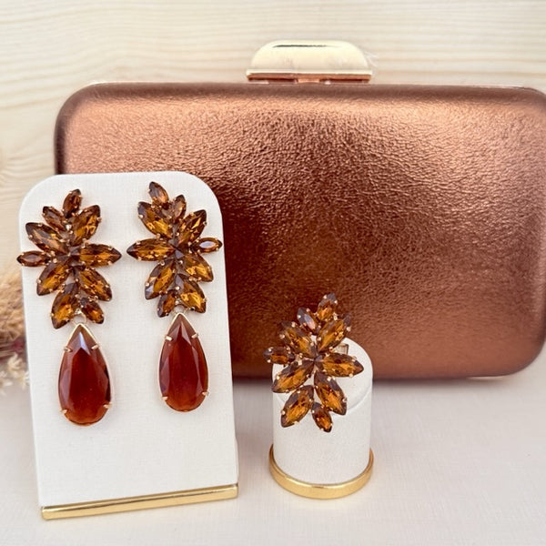 Kit Clutch, Brinco e Anel Regulável Londres de Pedraria Marrom Dourado