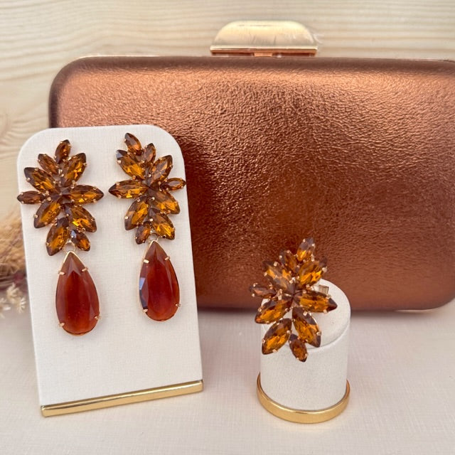 Kit Clutch, Brinco e Anel Regulável Londres de Pedraria Marrom Dourado