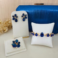 Kit Clutch, Brinco e Anel Regulável The Bronx em Zircônia Azul Safira Dourado