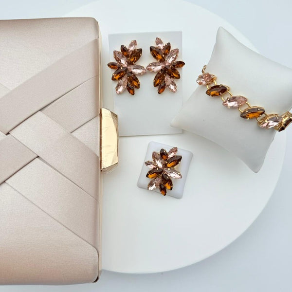 Kit Clutch, Pulseira, Brinco e Anel Regulável Clover Tons de Marrom ( Mocha Mousse)