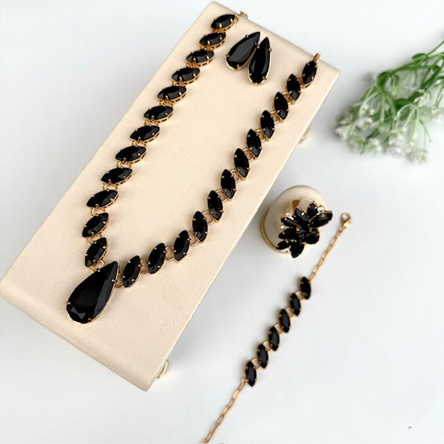 Kit Colar, Brinco, Anel e Pulseira Preto Momentos