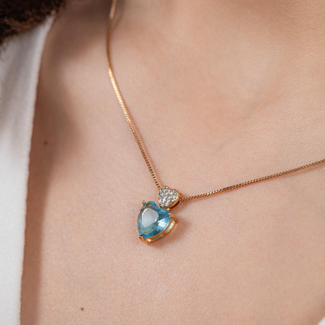 kit Colar e Brinco Coração de Zircônia Azul Claro com Cristal Bia Banho de Ouro 18k