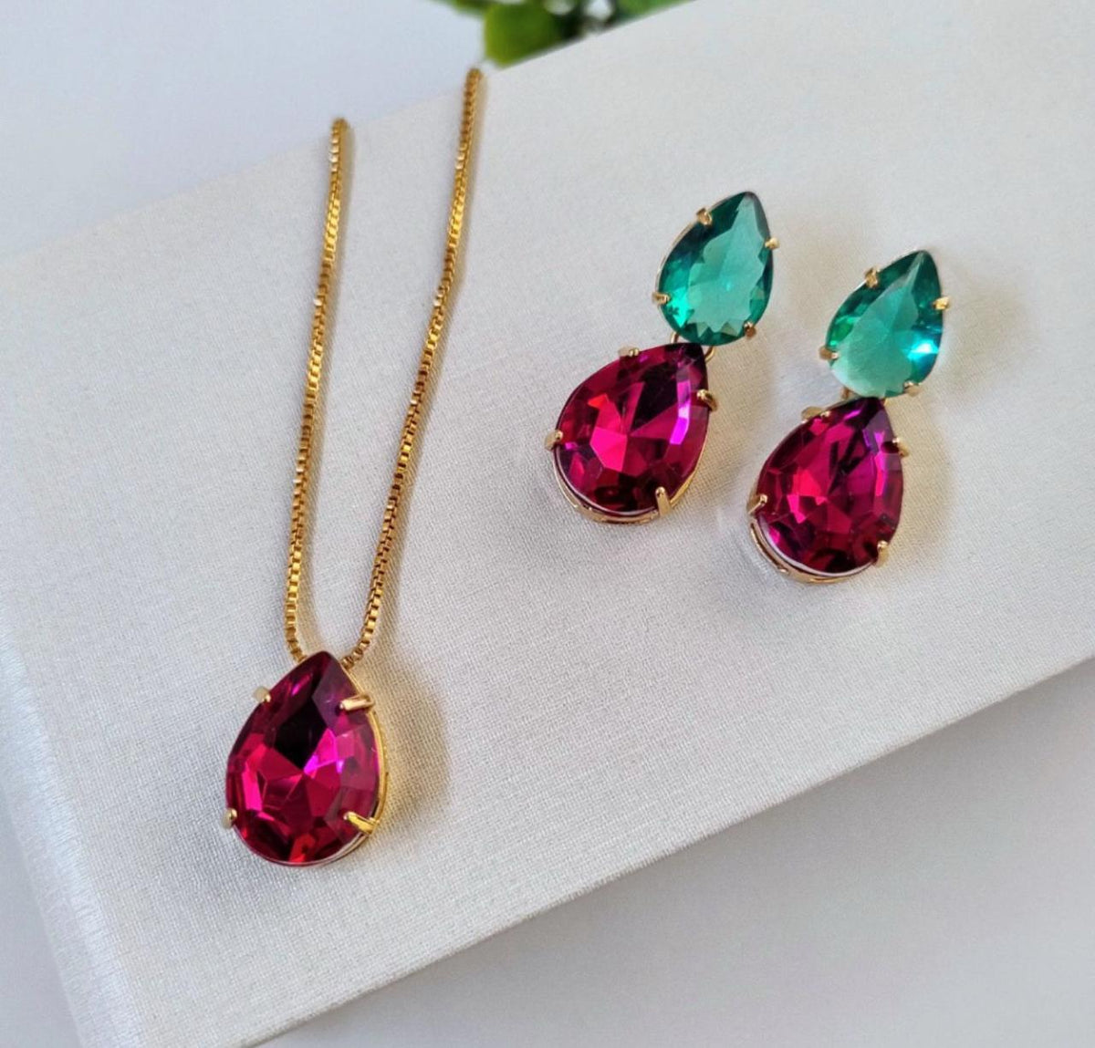 Kit Colar e Brinco Gota Rosa Fúcsia e Verde Esmeralda