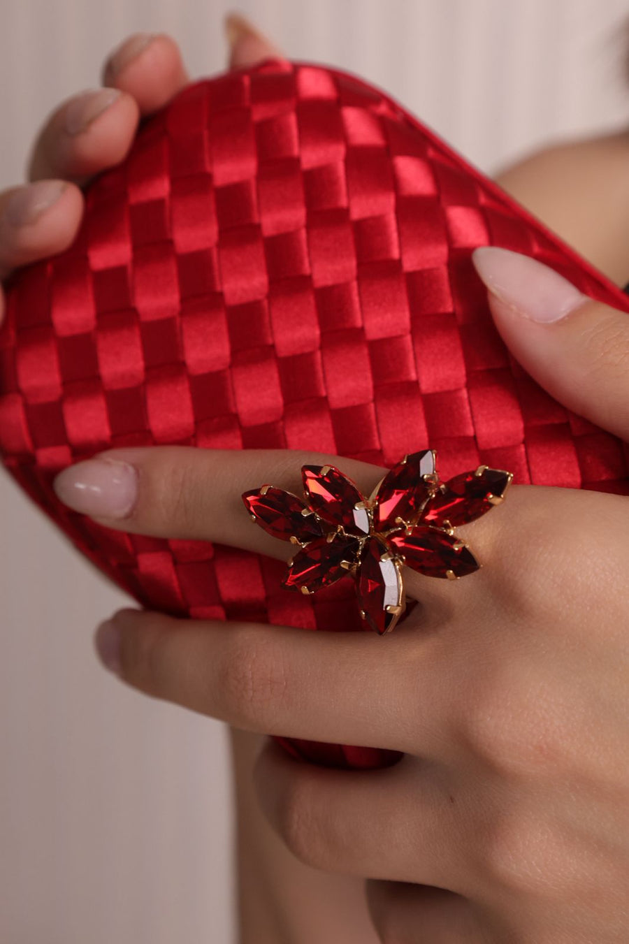 Kit Ear Cuff e Anel Regulável Thalisa Vermelho | Dourado